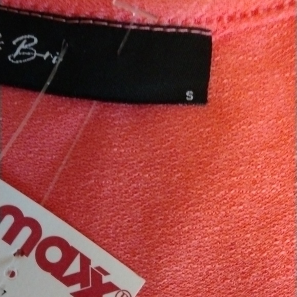 ❤️NWT BEAUTIFUL SLEEVELESS CORAL TOP❤️ - Picture 3 of 4